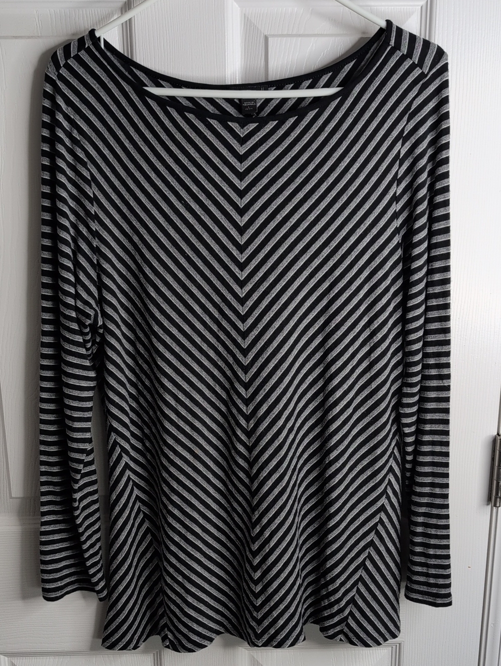 J. Jill Wearever Collection Black and Gray Chevron-Stripe Long Sleeve Top LP